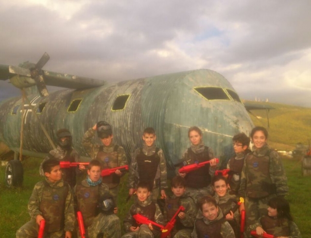 Paintball infantil junto al avion de guerra.jpg